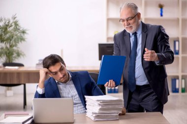 Ofiste çalışan iki meslektaşım.