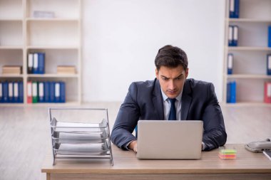 Ofiste çalışan genç işadamı.