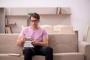 Evde sınava hazırlanan genç bir öğrenci.