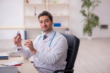 Hastanede çalışan genç doktor kardiyolog.