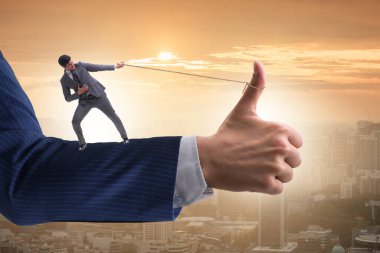 İş adamı onay konseptinde ip çekiyor.