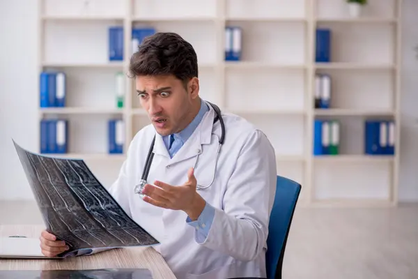 Young Doctor Radiologist Working Clinic — Stock Photo, Image