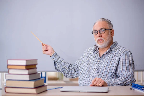 Viejo Profesor Sentado Frente Pizarra — Foto de Stock