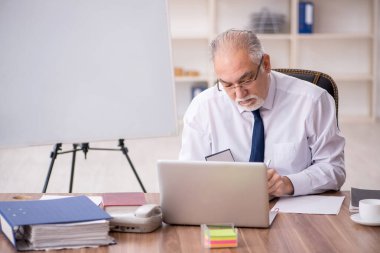 İş yerinde çalışan eski bir işadamı