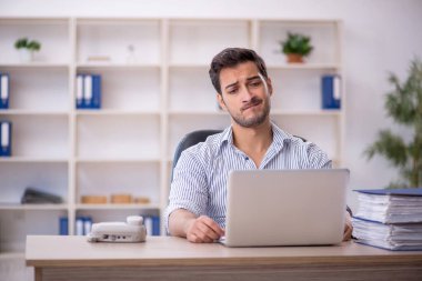 İş yerinde çalışan genç bir işadamı