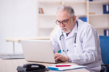 Teletıp konseptinde yaşlı bir doktor.