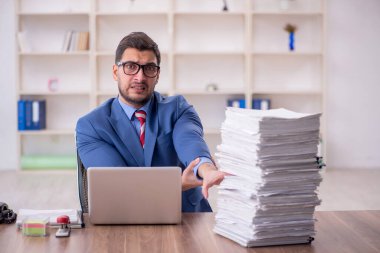 İş yerinde çalışan genç bir işadamı