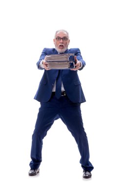 Yaşlı erkek çalışanın elinde kağıtlar var.