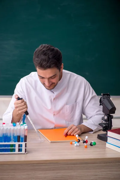 Νεαρός Χημικός Δάσκαλος Που Κάθεται Στην Τάξη — Φωτογραφία Αρχείου