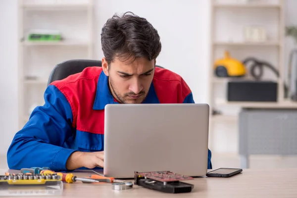 Jonge Reparateur Repareert Computer Het Lab — Stockfoto