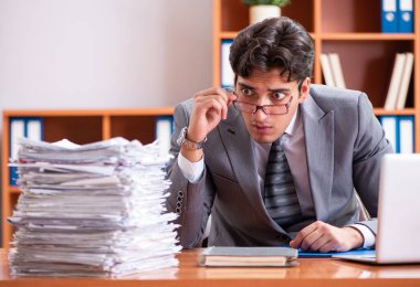 Genç yakışıklı işadamı aşırı çalışmaktan memnun değil.