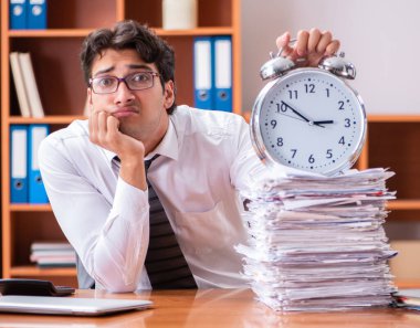 Genç yakışıklı işadamı aşırı çalışmaktan memnun değil.