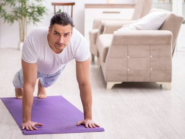 Adam güne sabah egzersizleriyle başlıyor.