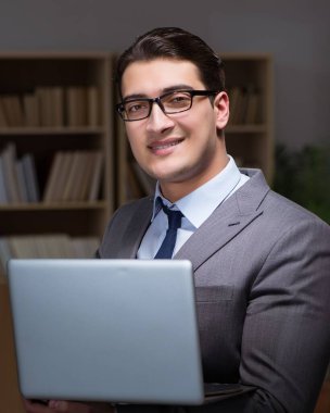 İş adamı ofiste geç saatlere kadar çalışıyor.