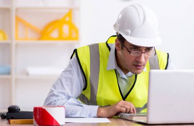 Ofiste çalışan genç erkek mimar.