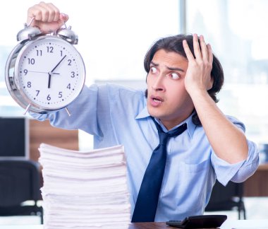 Genç çalışan aşırı işten memnun değil.