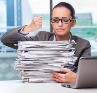 Ofiste çalışan genç iş kadını.