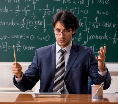 Sınıftaki genç erkek matematik öğretmeni.