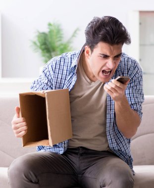 Çalıntı mallarla dolu boş paketi alan adam.