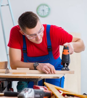 Atölyede çalışan müteahhit.