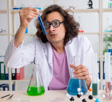 Laboratuvarda çalışan komik erkek kimyager.