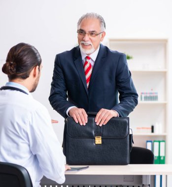 Doktor ve iş adamı tıbbi projeyi tartışıyor