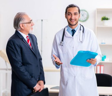 Doktor ve iş adamı tıbbi projeyi tartışıyor