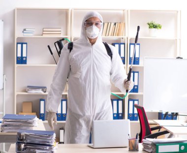 Ofiste haşere kontrolü yapan profesyonel müteahhit.