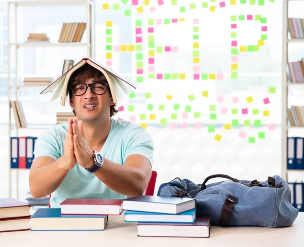 Estudiante Que Prepara Para Los Exámenes Universitarios — Foto de Stock