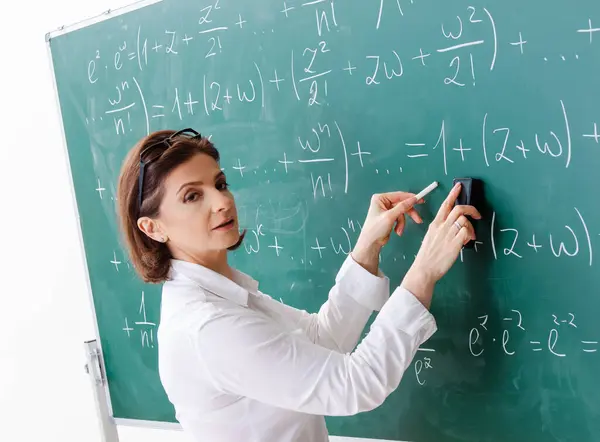 Guru Matematika Wanita Depan Papan Tulis — Stok Foto