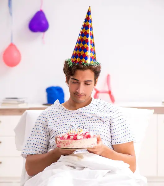 Giovane Festeggia Suo Compleanno Ospedale — Foto Stock