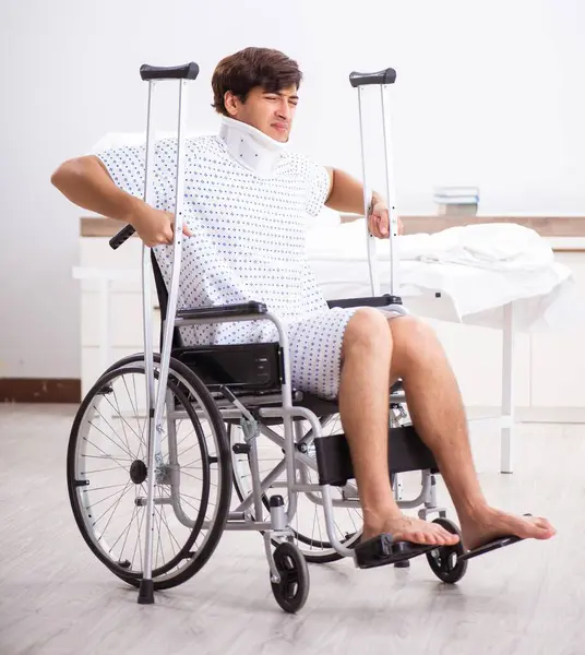 Jovem Bonitão Cadeira Rodas Hospital — Fotografia de Stock
