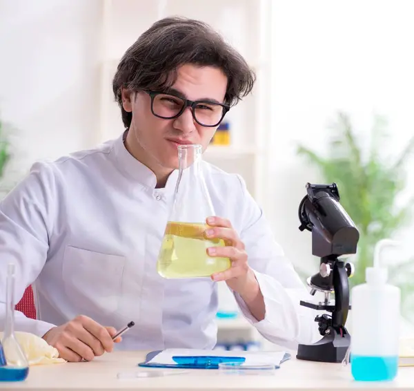 Jonge Mannelijke Biochemicus Die Het Lab Werkt — Stockfoto