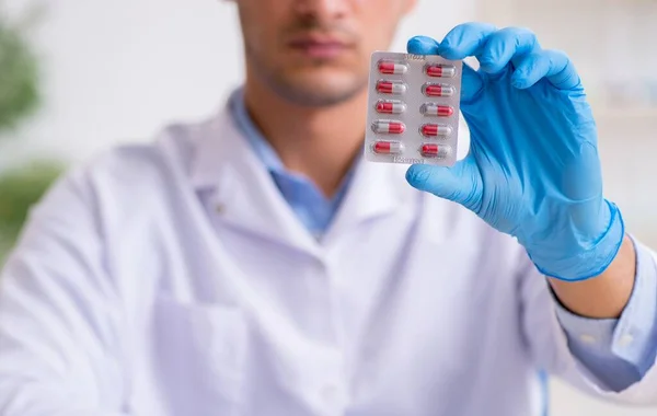 Joven Asistente Laboratorio Masculino Concepto Síntesis Fármacos —  Fotos de Stock