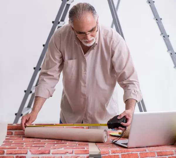 Old Husband Contractor Renovation Concept — Stock Photo, Image