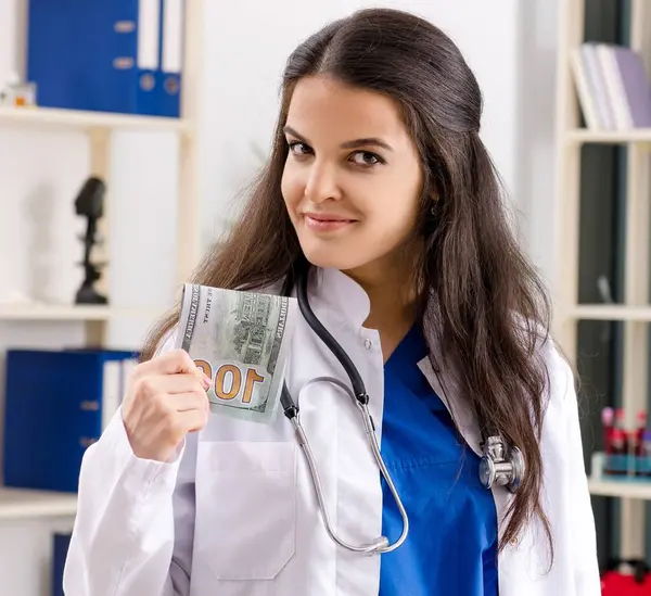 Médica Que Trabalha Clínica — Fotografia de Stock