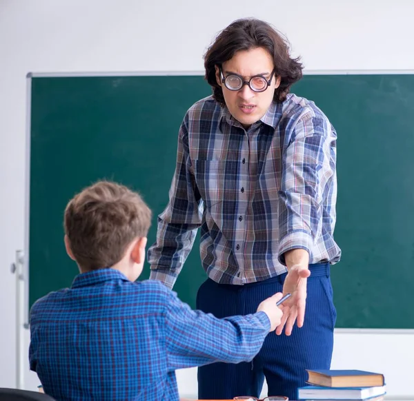 教室で面白い男性教師と少年 — ストック写真