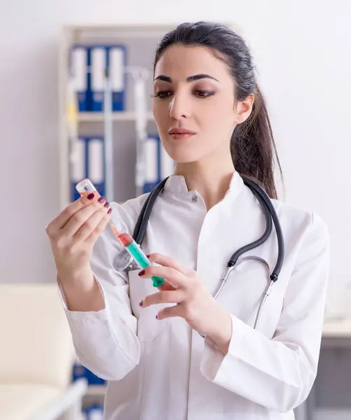 Young Female Doctor Infusion Concept — Stock Photo, Image