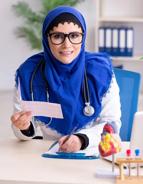 病院で働くヒジャーブの女性医師 — ストック写真