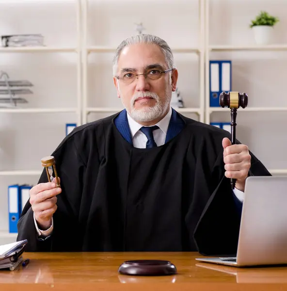 Den Gamle Advokaten Som Arbetar Domstolen — Stockfoto