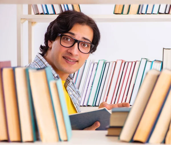 Den Mannlige Studenten Som Forbereder Seg Til Eksamen Biblioteket – stockfoto