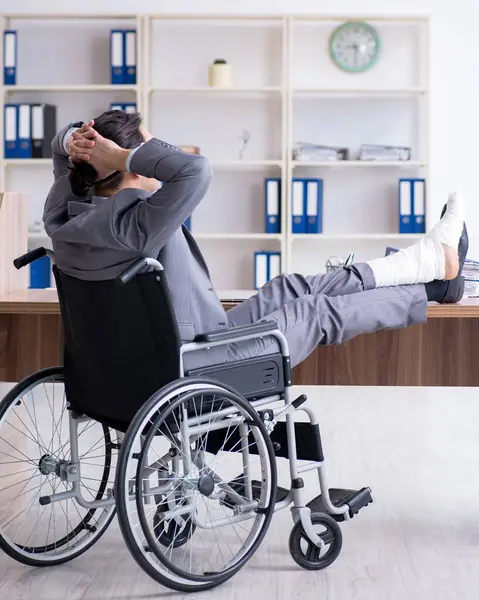 Male Employee Wheel Chair Office — Stock Photo, Image