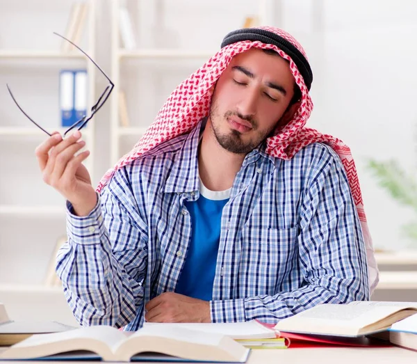 Der Arabische Student Bereitet Sich Auf Die Hochschulprüfungen Vor — Stockfoto