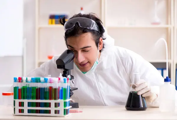 Νεαρός Όμορφος Χημικός Που Δουλεύει Στο Εργαστήριο — Φωτογραφία Αρχείου