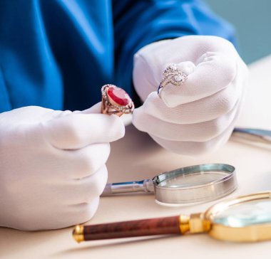 Genç kuyumcu atölyesinde çalışıyor.