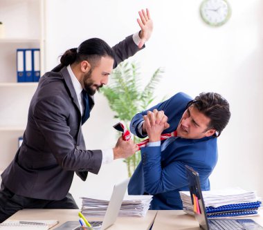 Ofisteki iki erkek arkadaş.