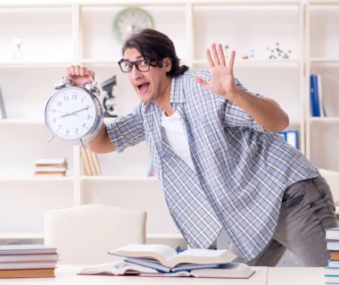 Genç erkek öğrenci evde sınavlara hazırlanıyor.