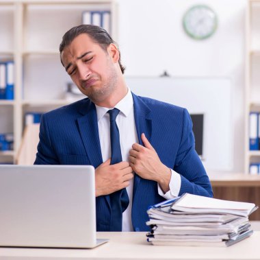 Ofiste çalışan genç erkek işadamı.