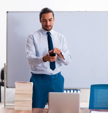 İş sunumu konsepti genç çalışanı