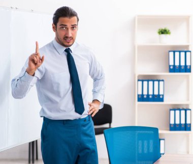 İş sunumu konsepti genç çalışanı